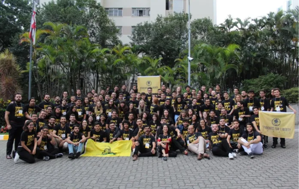 Dois bolsistas e uma causa: origens diferentes, unidos pela defesa do liberalismo